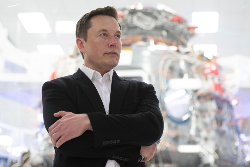 ELON MUSK NAJAVIO DA ĆE TESLINI AUTOMOBILI USKORO RAZGOVARATI SA PROLAZNICIMA!