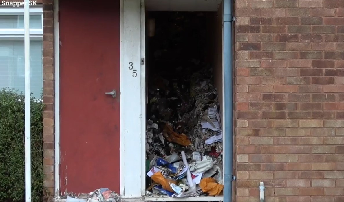 ŠOK U VELIKOJ BRITANIJI: SAKUPLJAČ PRONAĐEN MRTAV U STANU ZATRPANOM SMEĆEM!