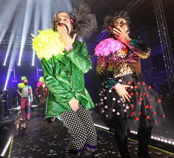 KOJA LUDNICA: LET 3 U ŠTIKLAMA I ŠOKANTNIM KREACIJAMA IVICE SKOKE!