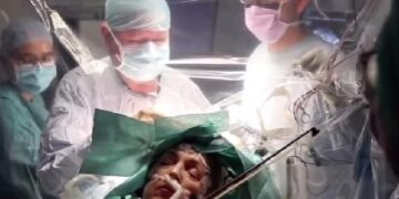 FASCINANTNA MEDICINA: ŽENA SVIRA VIOLINU DOK JOJ OPERIRAJU TUMOR NA MOZGU! (VIDEO)