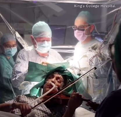 FASCINANTNA MEDICINA: ŽENA SVIRA VIOLINU DOK JOJ OPERIRAJU TUMOR NA MOZGU! (VIDEO)