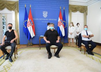 PLENKOVIĆ, BEROŠ I JANDROKOVIĆ JAVNO SE CIJEPILI ASTRAZENECOM, poslali poruke građanima