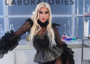 Lady Gaga u zanosu ljubila tajanstvenog kolegu. Prekratka haljinica umalo otkrila previše!