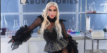 Lady Gaga u zanosu ljubila tajanstvenog kolegu. Prekratka haljinica umalo otkrila previše!