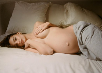 Emily Ratajkowski ni u trudnoći ne prestaje sa golišavim fotkama