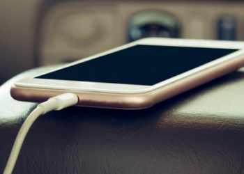 Zbog ovih razloga ne biste trebali puniti bateriju mobilnog telefona preko noći