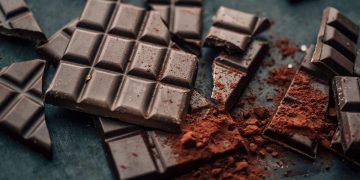 TAMNA ČOKOLADA: Liječi srce i mozak, smanjuje upale, oslobađa od stresa i EVO šta još