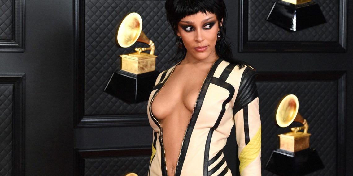 O NJOJ SVI GOVORE: Reperica na dodjeli Grammyja u haljini koja više otkriva nego pokriva