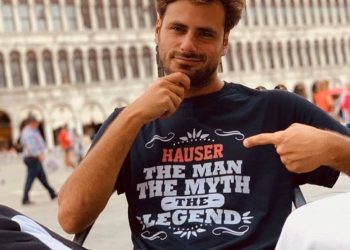 Stjepan Hauser u zagrljaju tajanstvene crnke