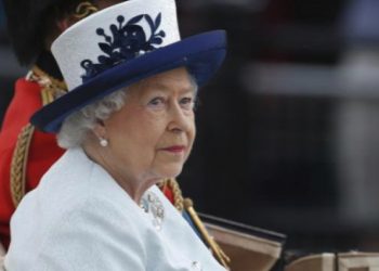 Kraljica Elizabeta ne planira odstupiti od trona ni nakon smrti muža