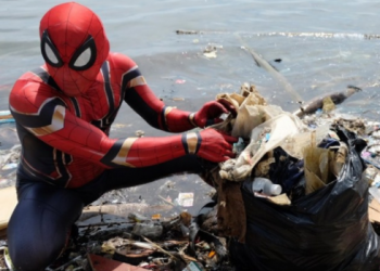 Spiderman u Indoneziji čisti obale mora od smeća!
