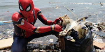Spiderman u Indoneziji čisti obale mora od smeća!