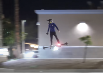 Amerikanac u Los Angelesu konstruirao leteći hoverboard, može podići 226 kilograma!