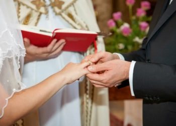 Zbog korone zabranjeno ljubljenje pred oltarom- osim ako su mladenci prije vjenčanja živjeli zajedno