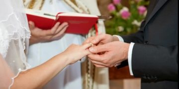 Zbog korone zabranjeno ljubljenje pred oltarom- osim ako su mladenci prije vjenčanja živjeli zajedno