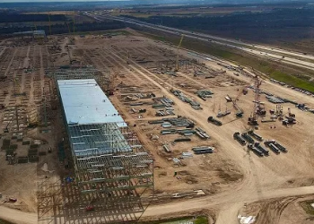 ELON MUSK: Traži se 10.000 radnika, a diploma nije neophodna