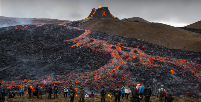 Erupcija vulkana na Islandu privukla veliki broj turista!