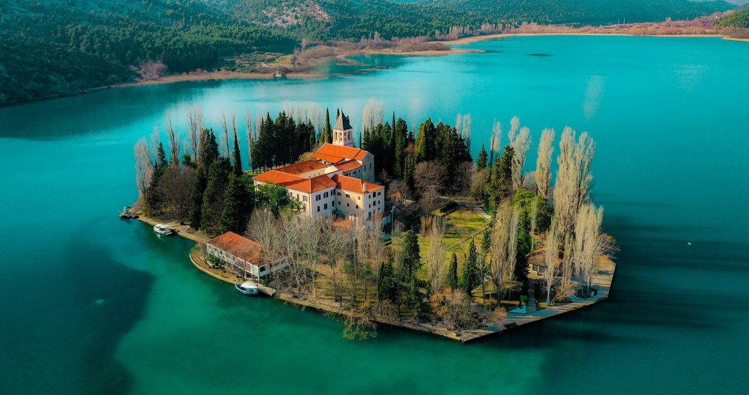 Bajkoviti hrvatski otočić oaza je prirode i mira, a pješice ga možete obići za svega sat vremena!