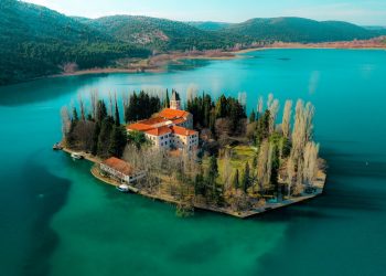 Bajkoviti hrvatski otočić oaza je prirode i mira, a pješice ga možete obići za svega sat vremena!