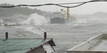 Tajfun ruši sve pred sobom: Jedna osoba umrla, evakuirano preko 100.000 ljudi na Filipinima