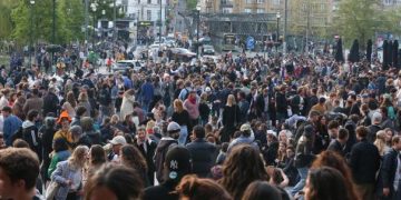 Nakon što je okončan policijski čas, tisuće mladih izašlo na ulice Bruxellesa – policija pucala iz vodenih topova!