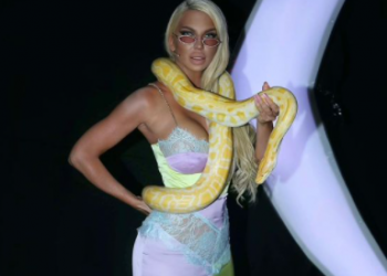 Sve za dobru fotografiju: Jelena Karleuša pozirala u naručju pitona!