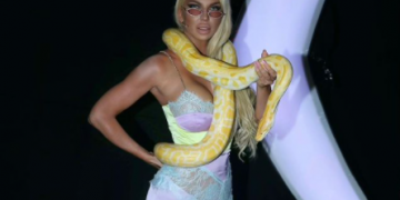 Sve za dobru fotografiju: Jelena Karleuša pozirala u naručju pitona!