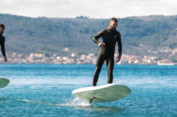 Svjetsko a naše: Električna daska koja lebdi nad morem postaje svjetski hit!