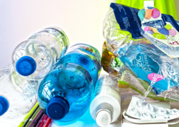 Svega 20 kompanija proizvodi sirovine za više od polovice svih svjetskih jednokratnih plastičnih predmeta!