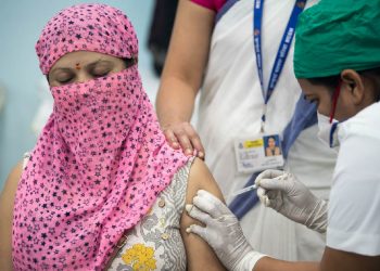 U Indiji krenulo masovno cijepljene usprkos nestašici cjepiva