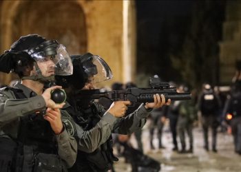 Izraelska policija upala u džamiju AL-AQSA pucala i tukla vjernike (video)
