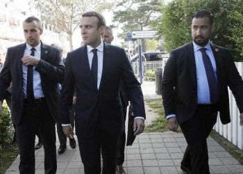 MACRON STRAHUJE OD ATENTATA. PRIJETI MU VOJSKA DA MU JE LJUBAVNIK ARAP