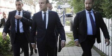 MACRON STRAHUJE OD ATENTATA. PRIJETI MU VOJSKA DA MU JE LJUBAVNIK ARAP