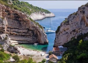 Bit će to ljubav na prvi pogled: upoznajte i posjetite čarobnu plažu Stinivu na otoku Visu