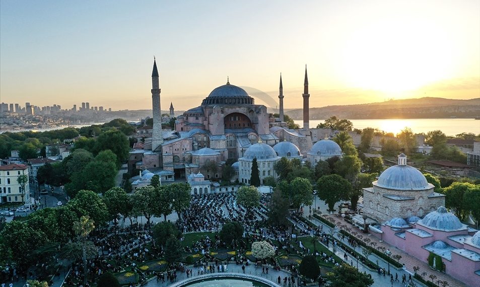 Muslimani diljem svijeta obilježavaju Bajram, pogledajte i prvu molitvu u Aja Sofiji nakon 87 godina!