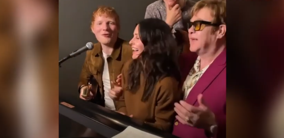 Courteney Cox i ostale zvijezde izveli pjesmu za Lisu Kudrow