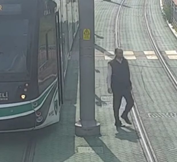 Vozač zaustavio tramvaj kako bi pomogao životinji u nevolji i pobrao simpatije javnosti