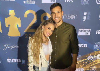 Albina po prvi put pozirala s dečkom u javnosti!