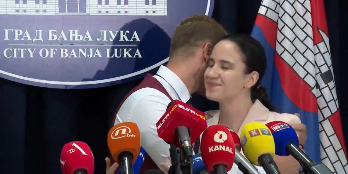 Veliki zagrljaj gradonačelnika Sarajeva i Banja Luke nakon 28 godina