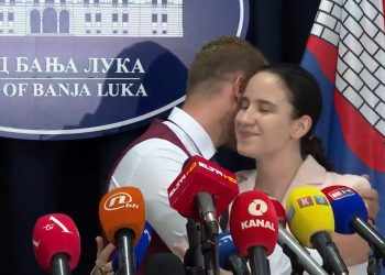 Veliki zagrljaj gradonačelnika Sarajeva i Banja Luke nakon 28 godina