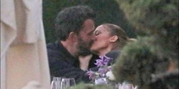 Jennifer Lopez i Ben Affleck uhvaćeni kako razmjenjuju strastvene poljupce! VIDEO