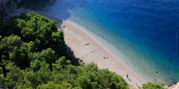 Skrivena plaža na Makarskoj rivijeri pružit će vam ugođaj kao da ste u raju!