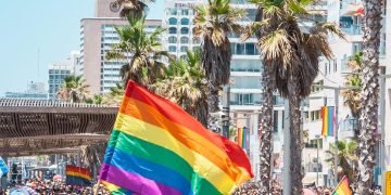 U Izraelu 100.000 uzvanika na gay paradi marširalo uz plažu bez maski