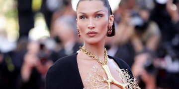 Bella Hadid zablistala na crvenom tepihu, grudi joj prekrila samo ogrlica