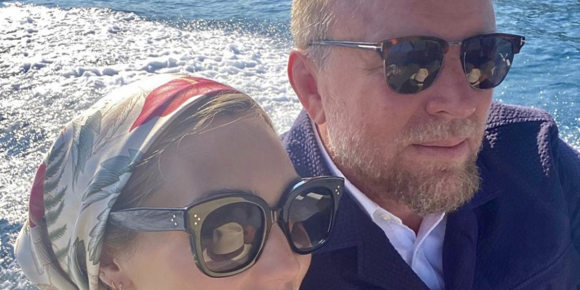 Slave obljetnicu braka: Guy Ritchie sa suprugom stigao u Crnu Goru