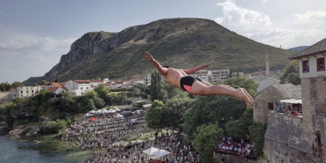 Danas u Mostaru održani 445. tradicionalni skokovi sa Starog mosta!