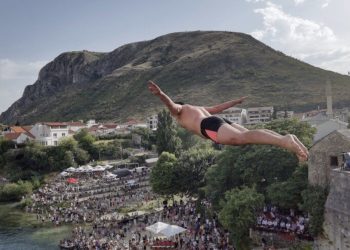 Danas u Mostaru održani 445. tradicionalni skokovi sa Starog mosta!