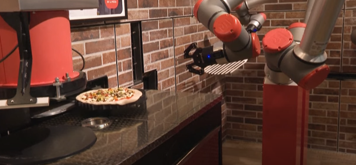 Otvorena pizzeria u kojoj roboti pripremaju pizzu