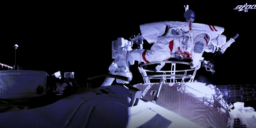 Prva svemirska šetnja kineskih astronauta s nove svemirske postaje!