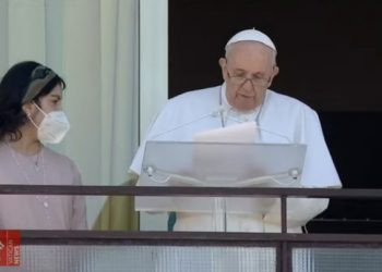 Papa Franjo sa bolničkog balkona održao angelus